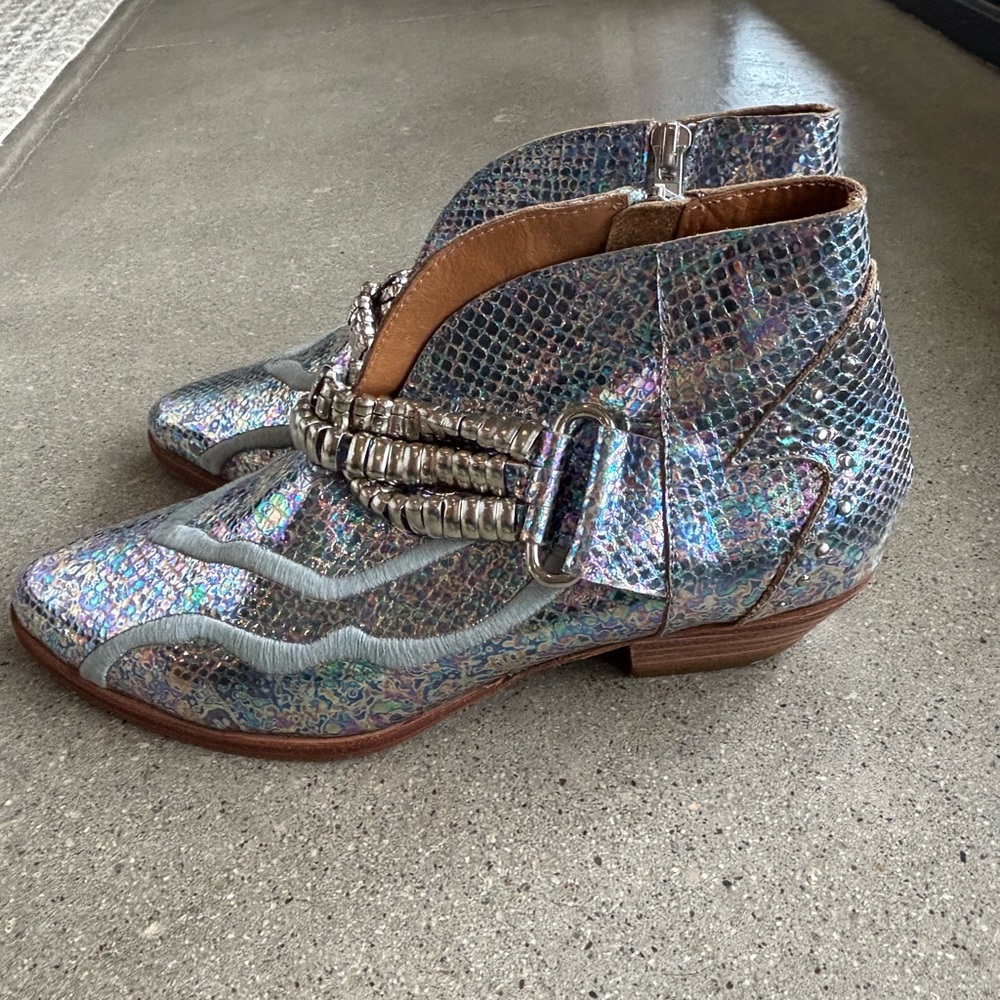 Clara Barcelo Shimmering Silver Leather Ankle Boots - Picture 5 of 16